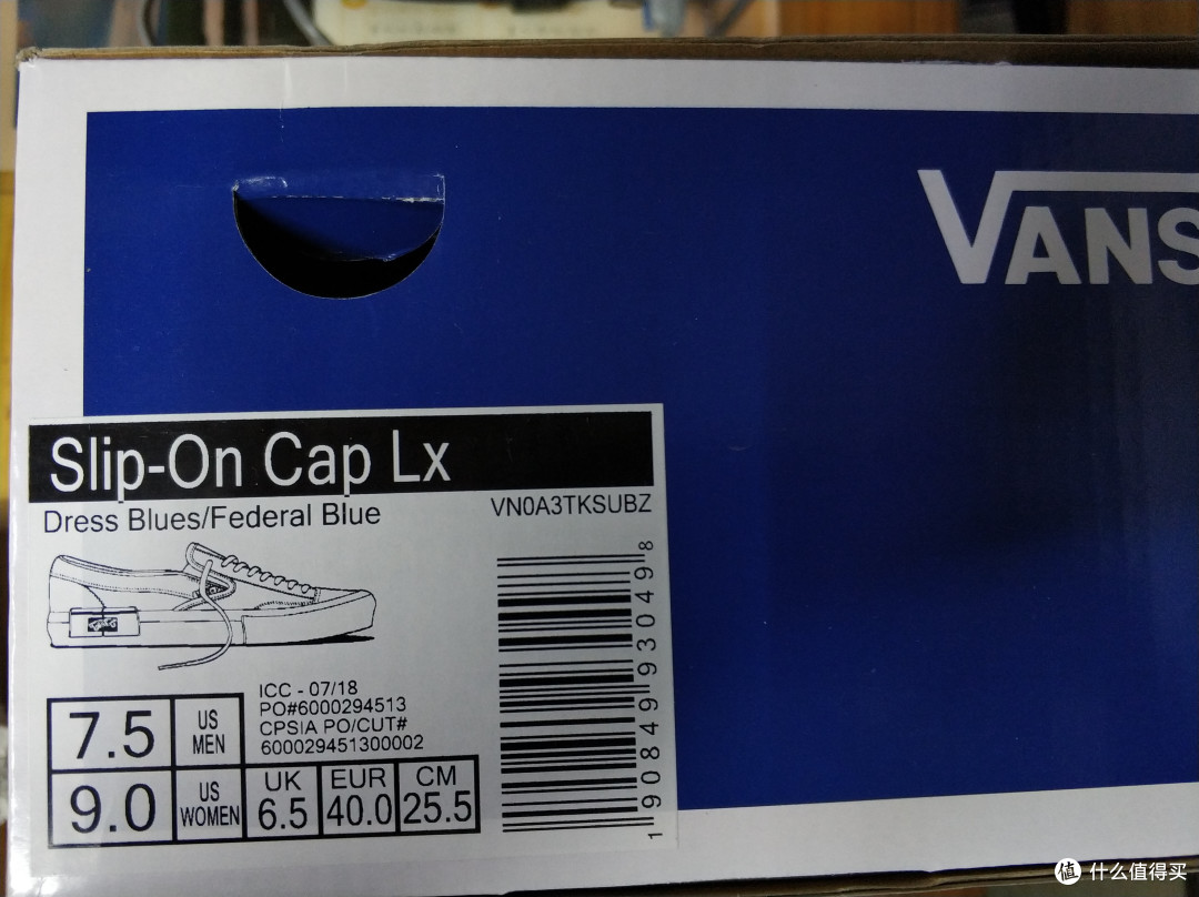 而鞋盒采用的是蓝白色光面的设计,区别于vans那种咖啡色牛皮纸加红色