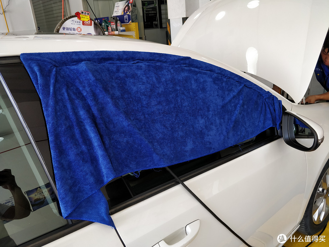 由于要是用电源，必须拖线，所以车窗开露缝再用湿毛巾密封