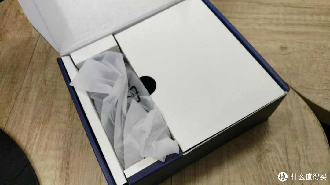 打开盒子，里面分为了两格，行车记录仪的主体用一个标有07CPE的半透明袋子包裹着。