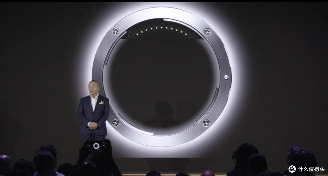 3 万块的NIKON 尼康 全画幅微单来了,还带来了一枚吓人的新镜头!