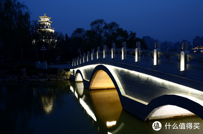 夜幕下的水上公园