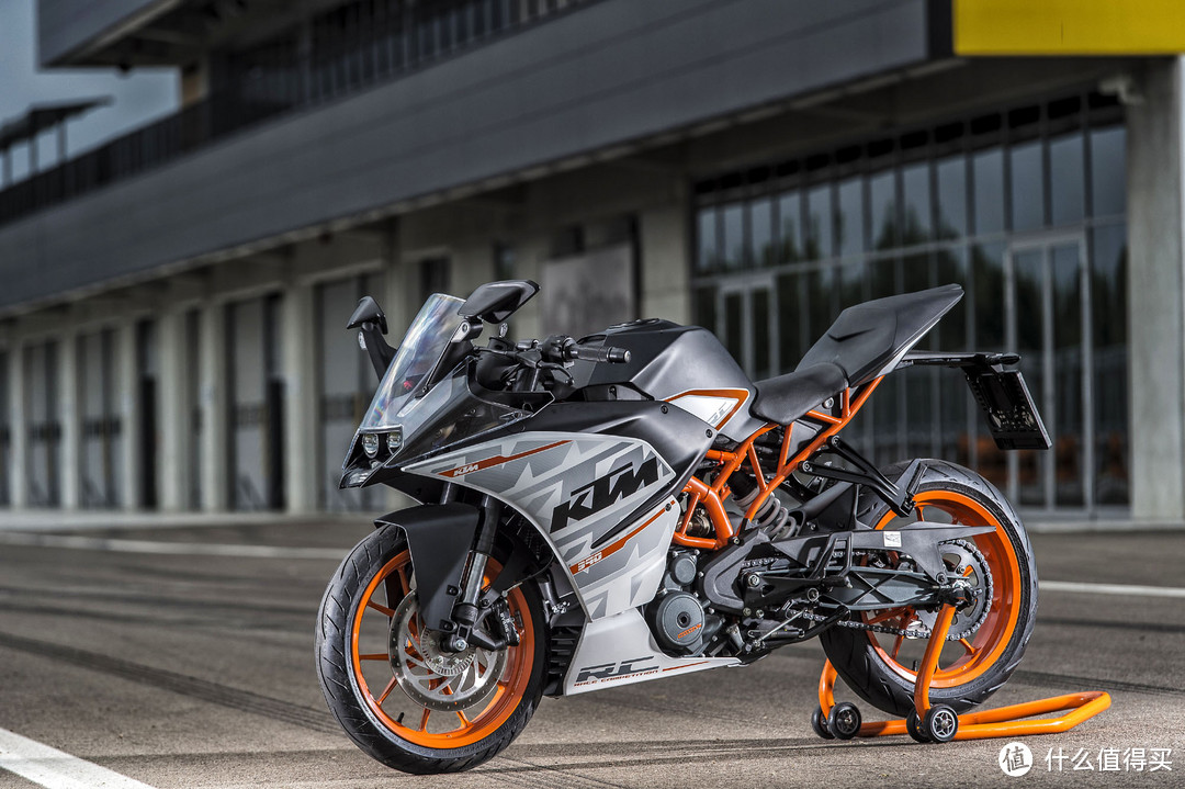 KTM RC 390，单缸水冷，376.4CC排量， 44匹的马力配以147kg的重量，在这个级别里绝对惊艳。犀利新颖的外观，辨识度非常高，可以说是这个级别里颜值最高的一款。但是它的骑行三角，估计骑20公里就让你不想碰它，坐垫奇硬，腰痛胳膊痛各种痛，这样一台车你买回来骑着去刷街，代步也许真的不合适，估计赛道才是它的归宿吧……