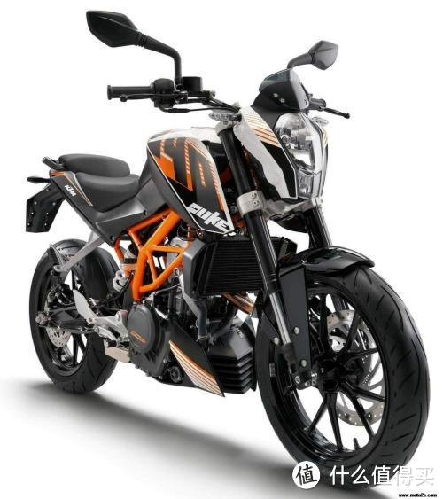 KTM390duke，动力系统与RC390相同，车架为钢管编织式车架，设定为街车调教。配置上搭载了BREMBO旗下BYBRE刹车卡钳，WP倒置前叉，同时配备了博世ABS刹车防抱死系统，离合器也升级为滑动离合，可以说是全身名牌。150KG的整车质量配上44匹马力，带来的加速感和操控是同级别中最强的，甚至可以叫板600CC级别的很多车。此外，该车被评为2016年度全球十佳轻量街车。