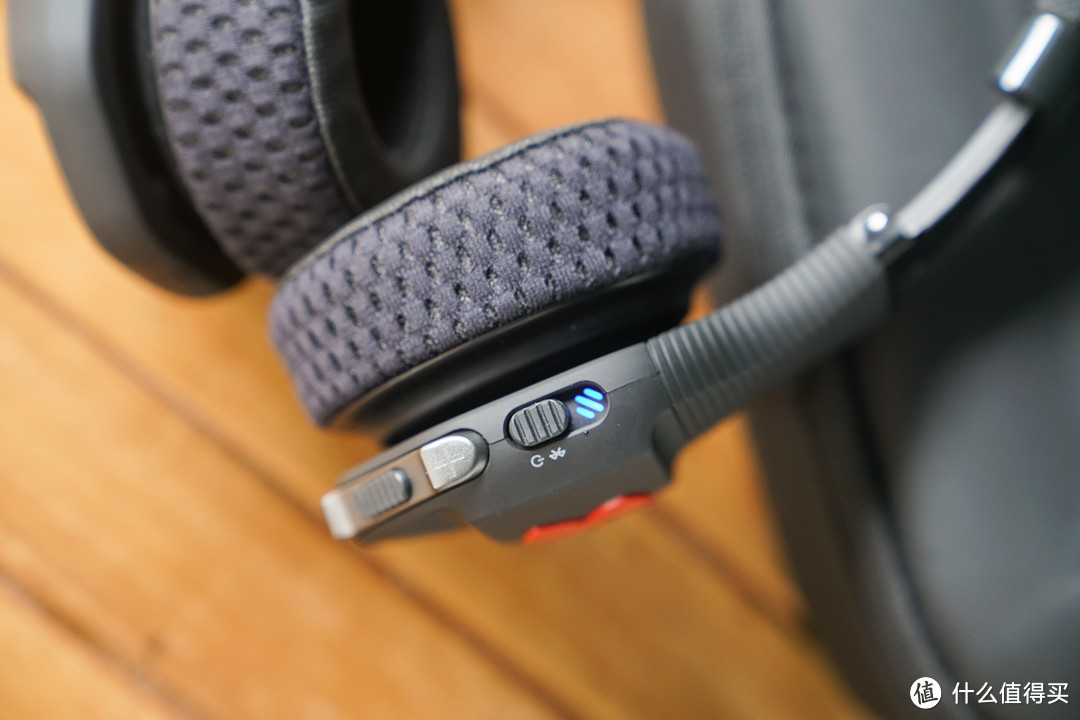 运动科技与音频巨人的激情碰撞：JBL UA TRAIN 联名款头戴式无线蓝牙运动耳机