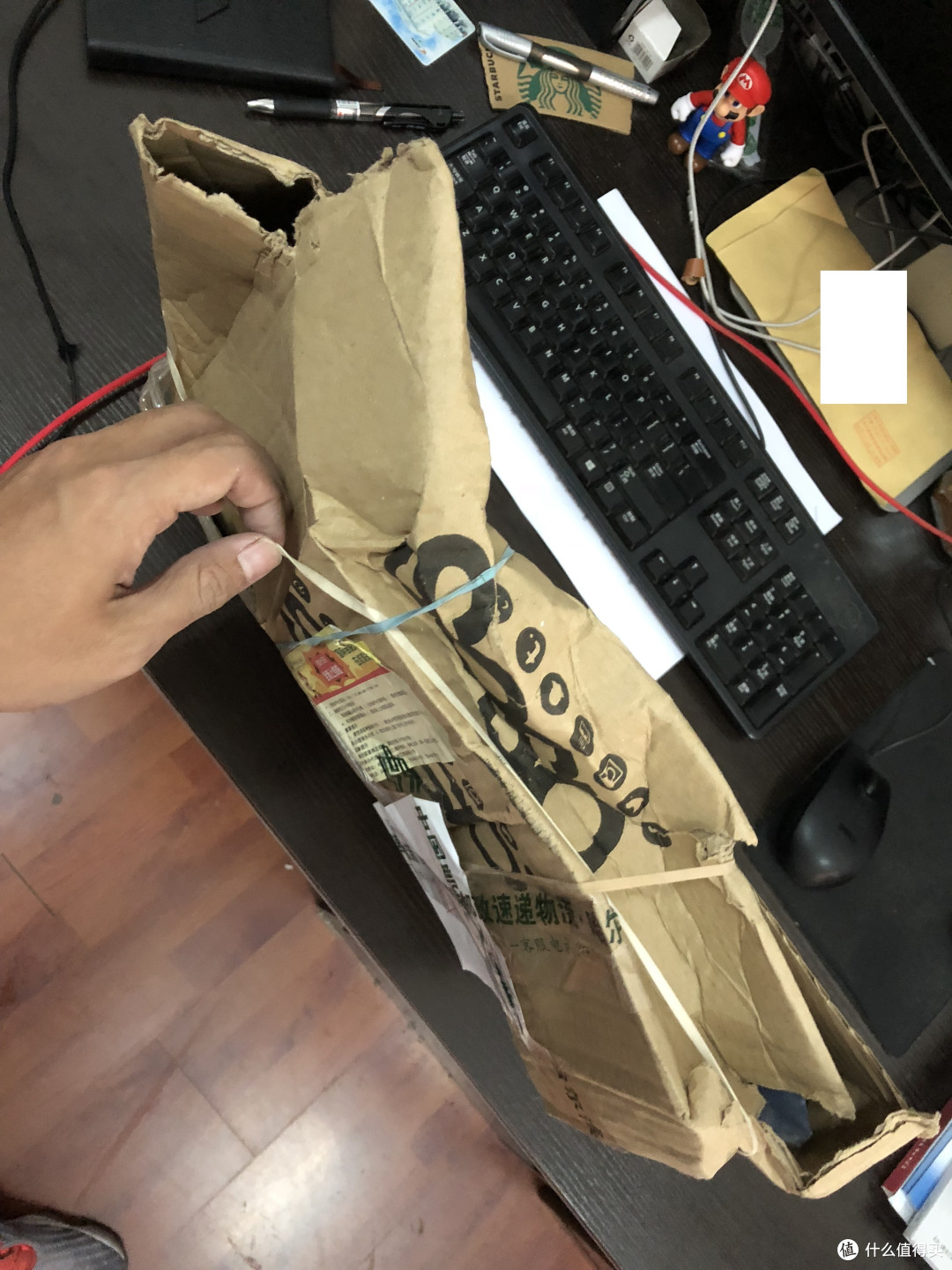不知道经历了什么的箱子侧面照...看到的时候估计买的镜架就已经被压变形了被