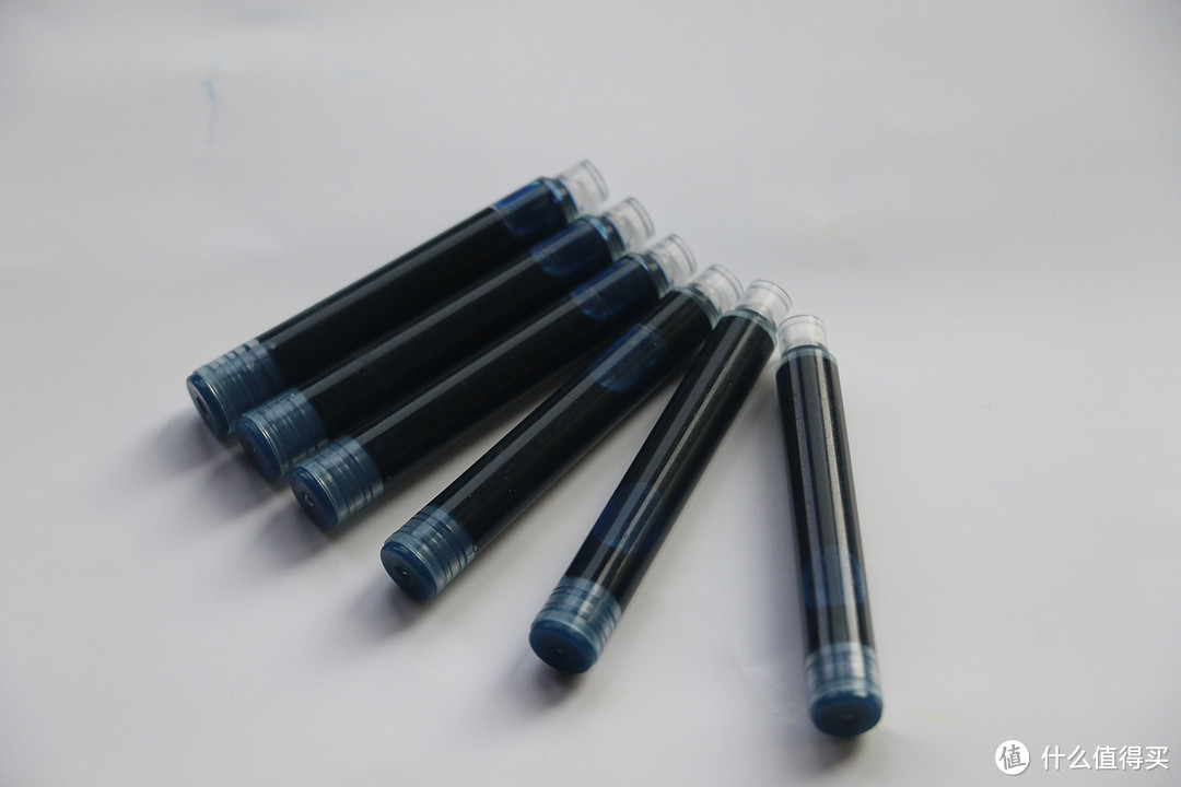 插入钢笔时会被刺穿让墨水流通墨囊头部每包6支墨囊,蓝黑色,客服说