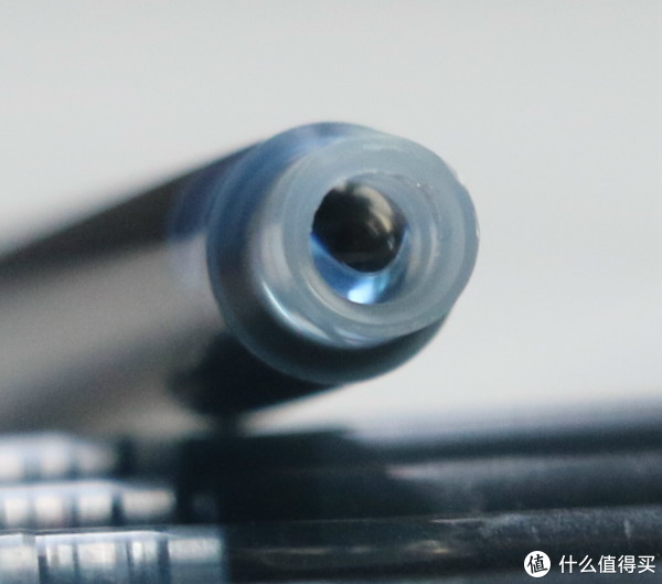 头部的一层薄膜，插入钢笔时会被刺穿让墨水流通