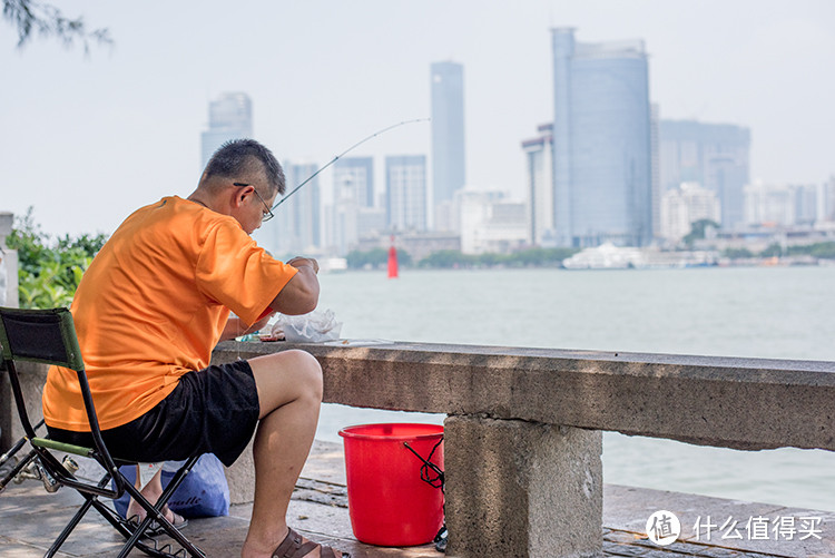 天气不错，碰上在中午钓鱼的大叔