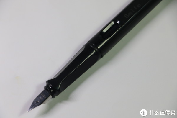 拧好笔杆，可以从开窗看到剩余墨量
