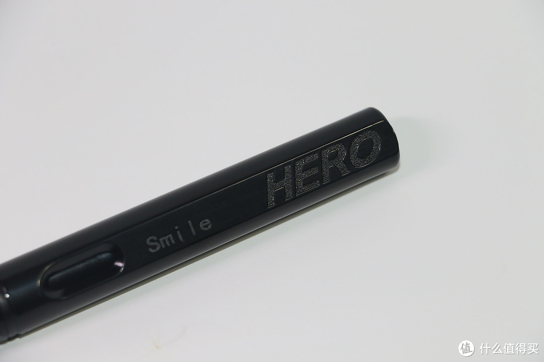 笔杆尾部的HERO