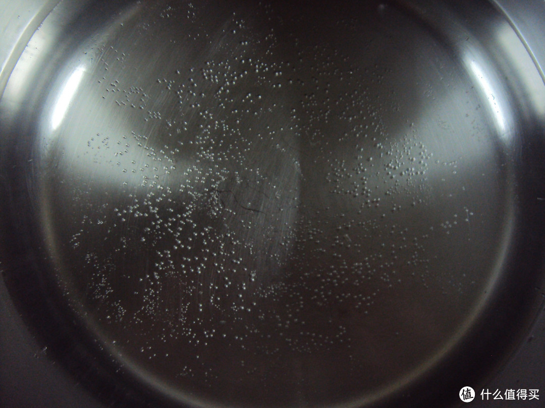 从锅底冒气泡的范围可见加热面积挺大的