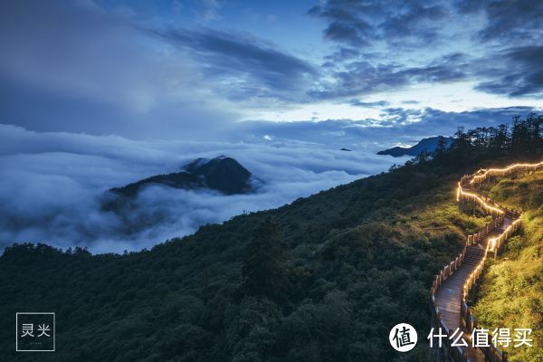 躺在西岭雪山的透明帐篷里，探索星空秘境