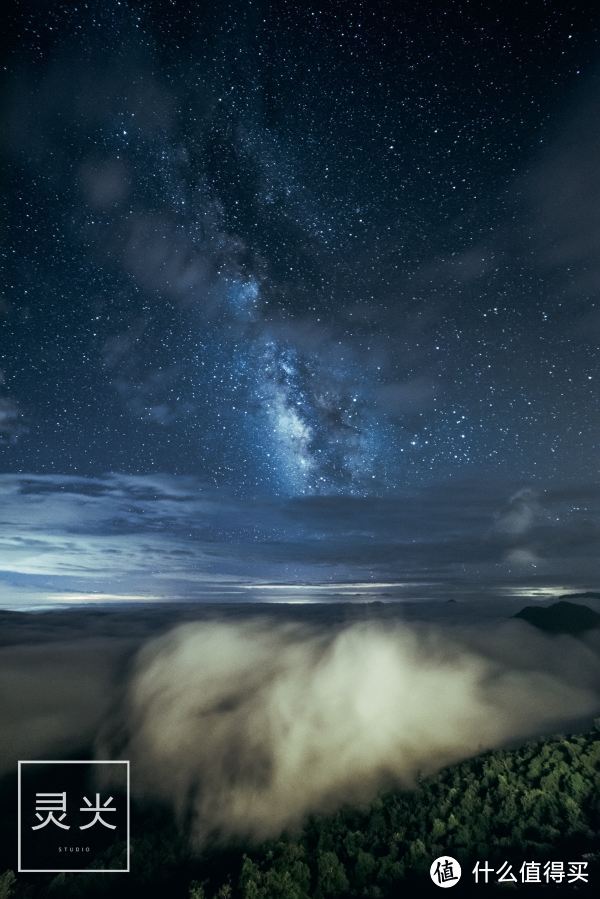 躺在西岭雪山的透明帐篷里，探索星空秘境