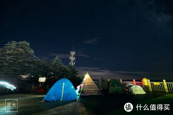 躺在西岭雪山的透明帐篷里，探索星空秘境