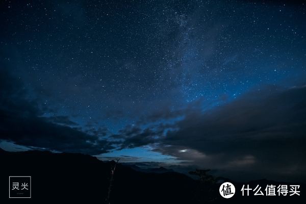 躺在西岭雪山的透明帐篷里，探索星空秘境