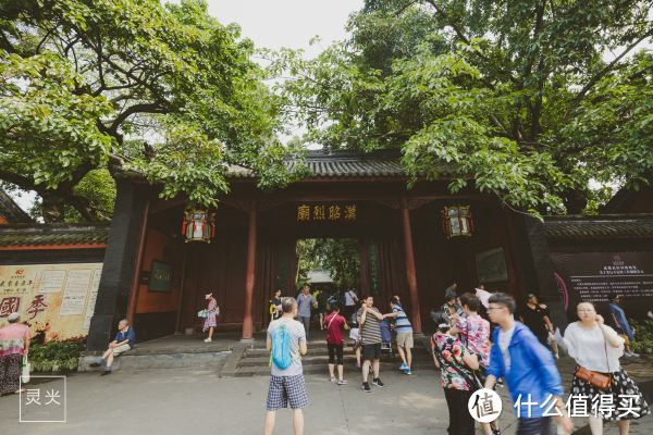 躺在西岭雪山的透明帐篷里，探索星空秘境