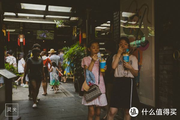 躺在西岭雪山的透明帐篷里，探索星空秘境