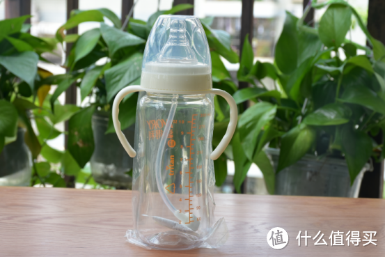 奶瓶外面套着薄膜保护奶瓶不受磨损
