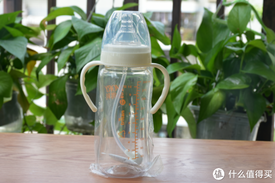 奶瓶外面套着薄膜保护奶瓶不受磨损