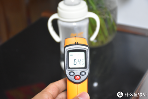 加了100℃开水的温度，说明隔热性很好