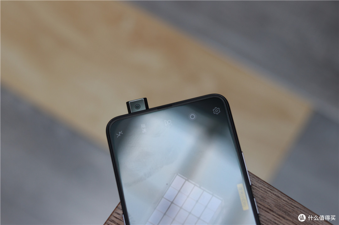 vivo nex是第一款一次性消灭了听筒,前摄像头开孔,传感器开孔和正面