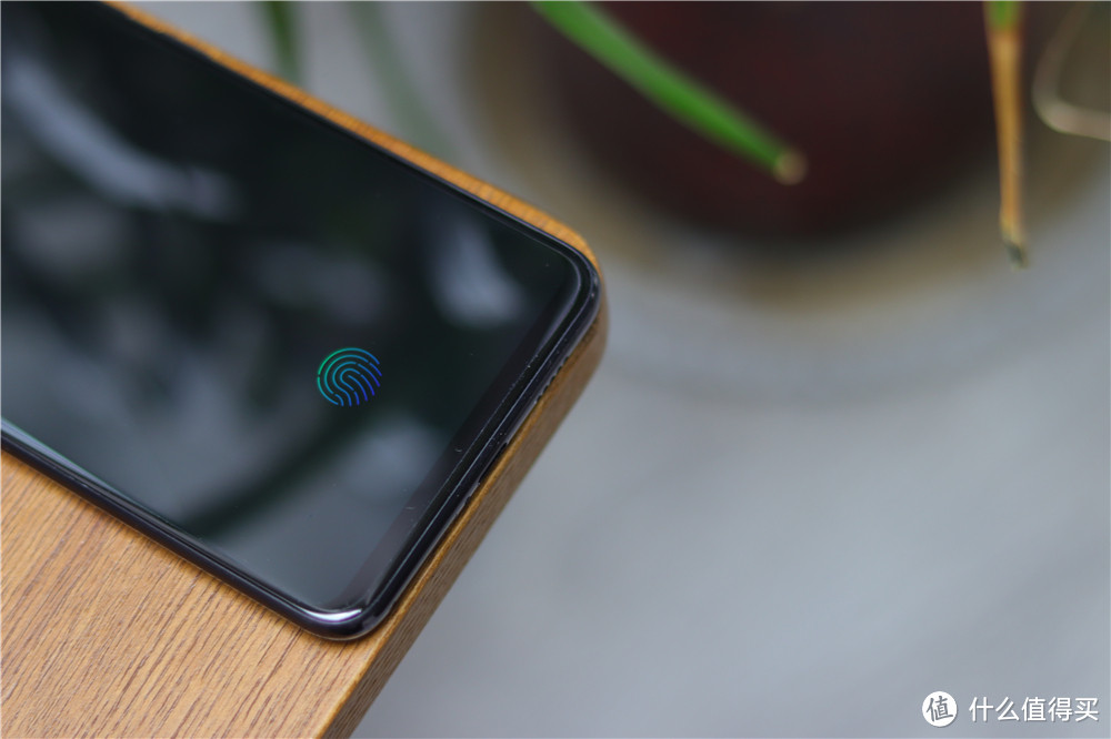 vivo nex是第一款一次性消灭了听筒,前摄像头开孔,传感器开孔和正面