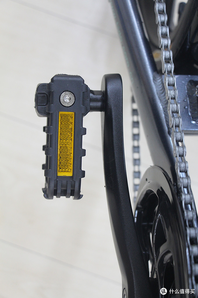 车踏板依旧是可折叠设计，可以较大的减少折叠体积