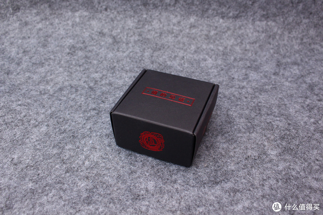 拆开包装里面是一个黑色的纸盒，红色的文字，以及勋章的简图