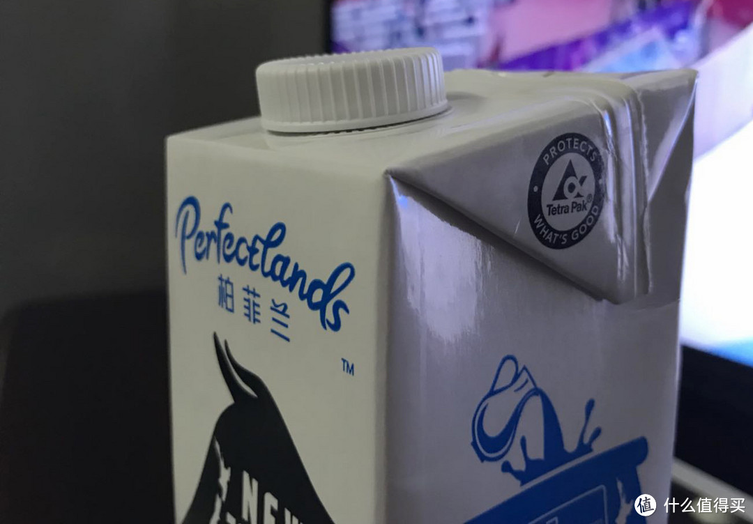 和我们平常在超市买的1L装牛奶不同，柏菲兰是细高型的包装