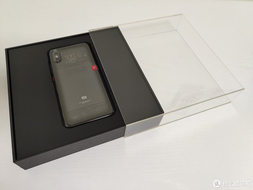 身穿“露背装”的MI 小米8 透明探索版 智能手机为啥值得买？