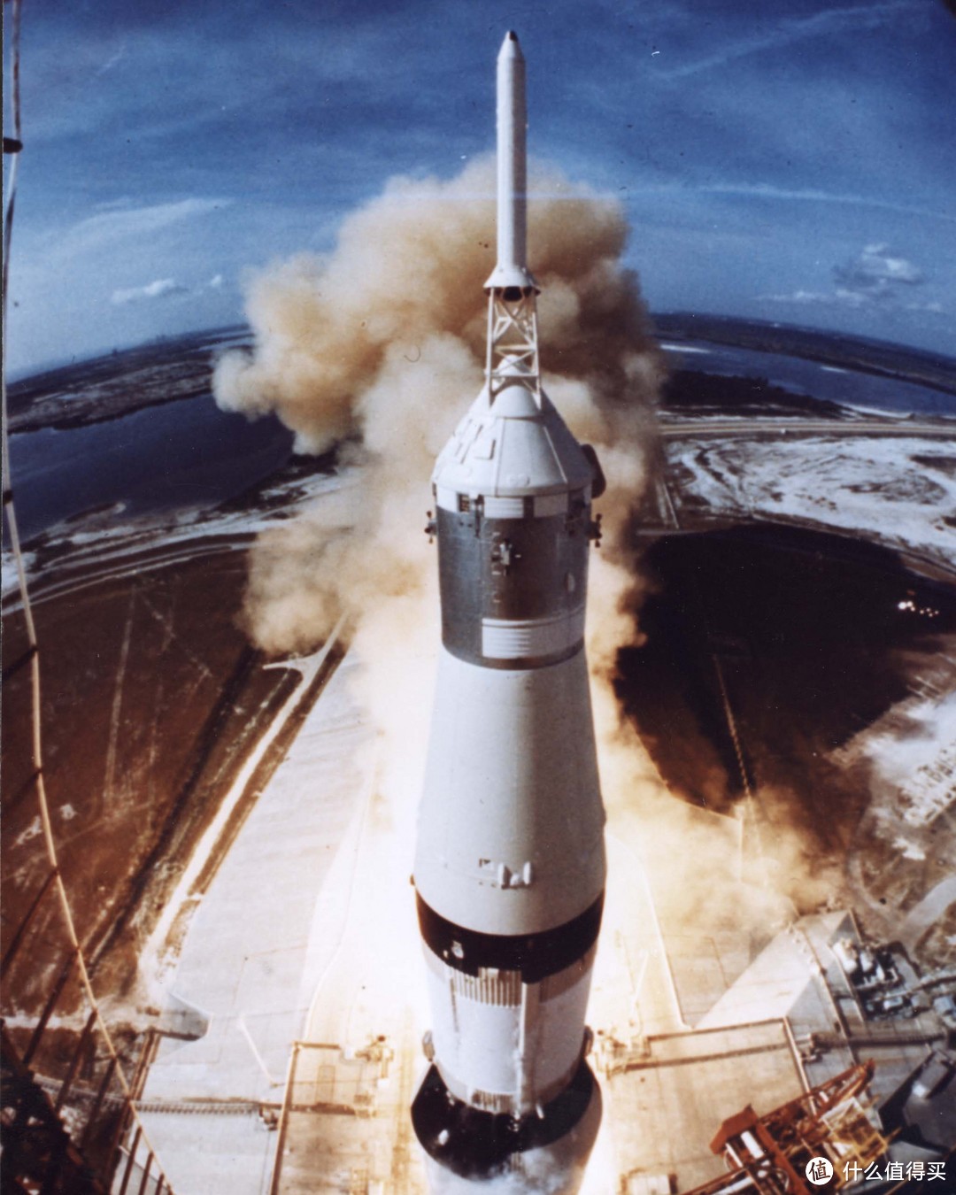 图1 1969年7月16日，美国宇航员尼尔·阿姆斯特朗，巴兹·奥尔德林和迈克尔·柯林斯乘坐火星五号升空