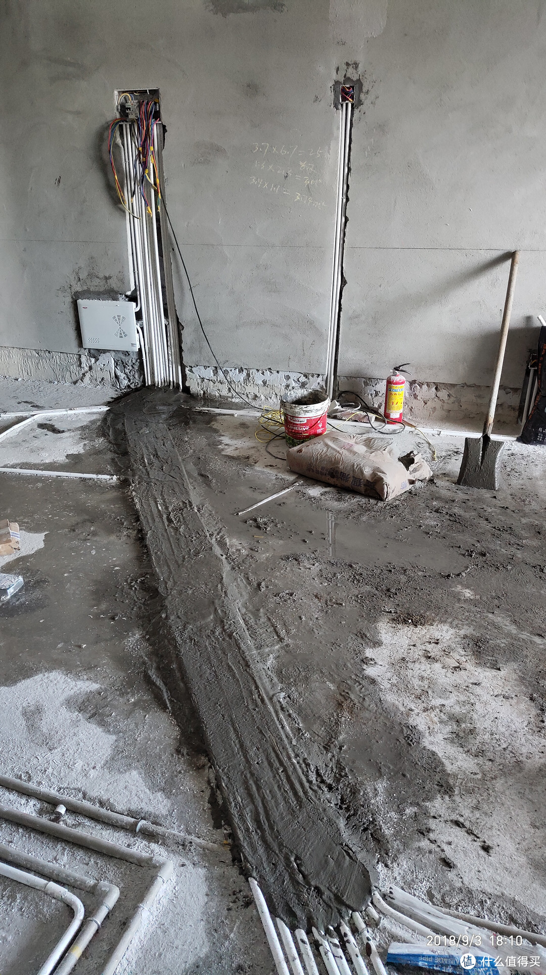 多出来的水泥先涂到电线管上开始硬化