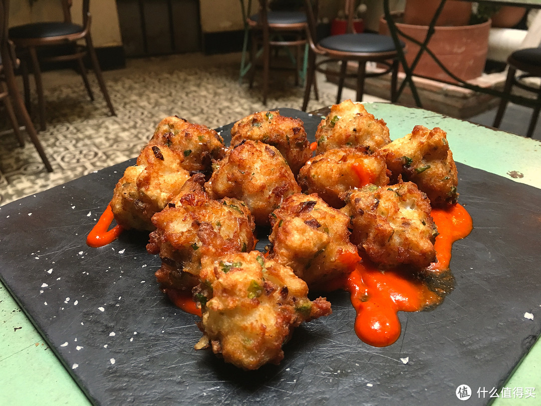 Buñuelos de Bacalao con Salsa de Piquillo