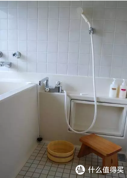 非常常见的一种卫生间布局，外面是洗面室，马桶单独一间