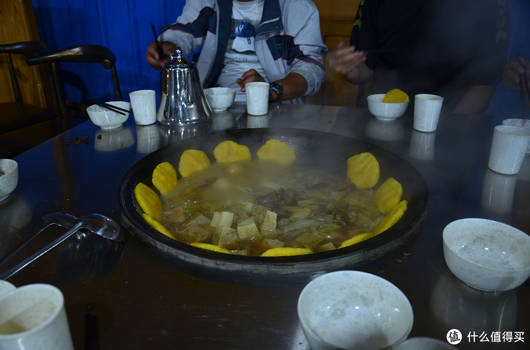 晚餐吃的铁锅炖，最后牛排居然没吃完，看来大家的战斗力不行。