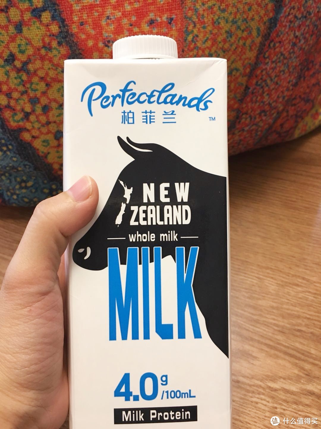进口牛奶的又一选择——柏菲兰出牛奶1L装轻测