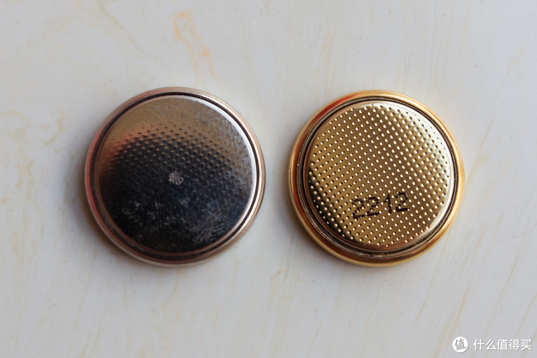 松下电池 银白 表面镀镍（左）南孚电动 金黄 表面镀金（右）