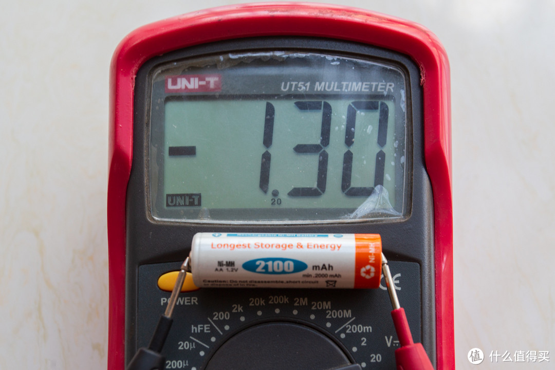 爱老公镍氢充电电池标称电压1.2V实测满电放了段时间后1.30V