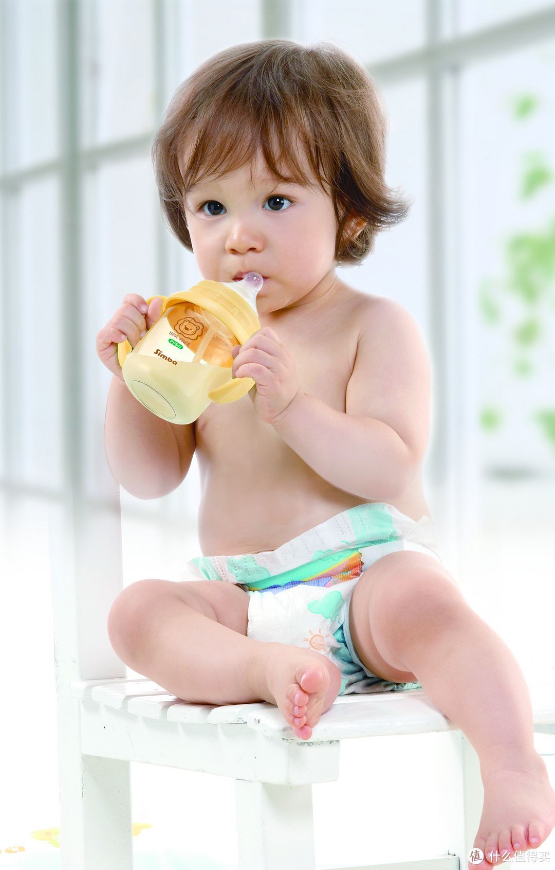 怎么教宝宝自己拿奶瓶喝奶呢？