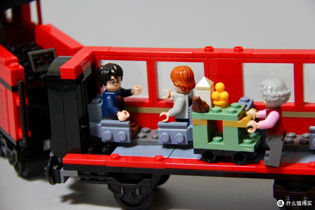 放入人仔后可以进行一些影片情节还原和场景把玩。