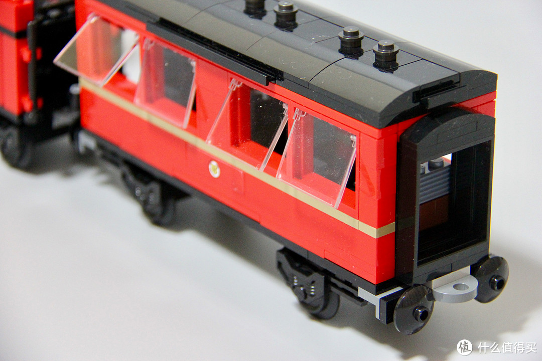 第三部分是载客车厢，两侧的车窗可以向外翻开（但是貌似火车上应该是上下移动的设计），尾部留有连接插孔，买家可以通过多套合一继续加长列车。