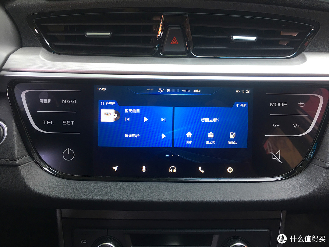 8英寸电容屏带G-Netlink车载系统，有语音控制功能，在车内喊出“你好，帝豪”即可唤醒语音助手，实测识别效果还可以，偶尔会出现答非所问的情况