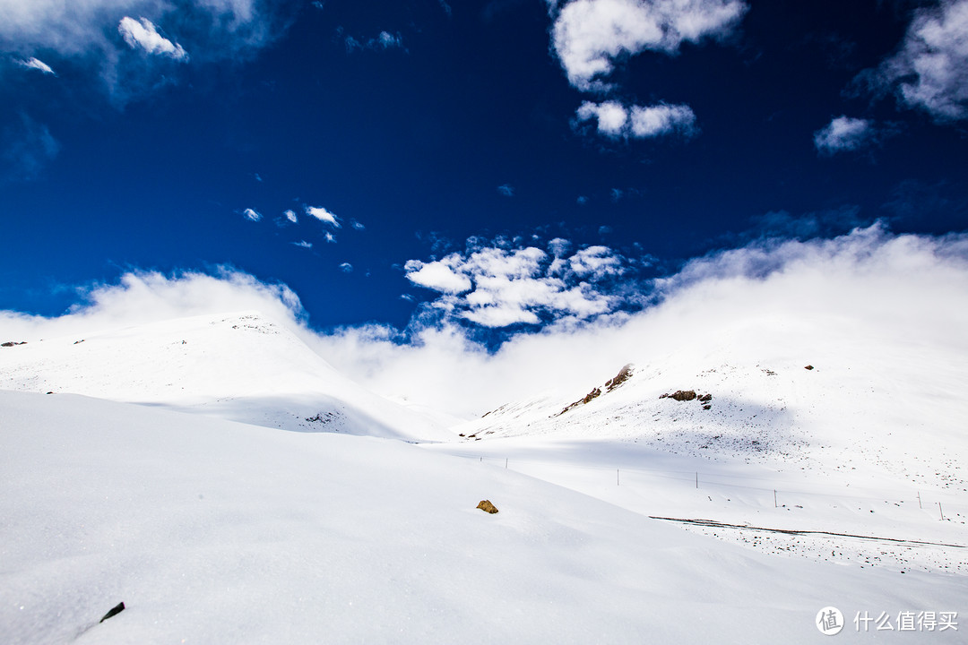 纳木措国家公园的那根拉山垭口,皑皑白雪