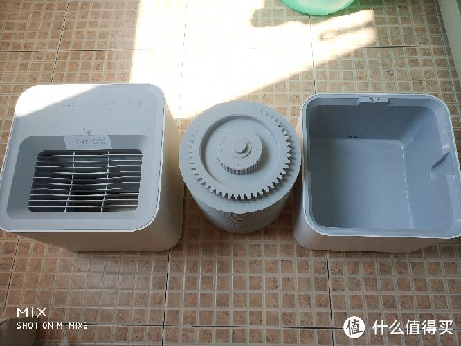 加湿器分为三部分:主控+蒸发片+水箱