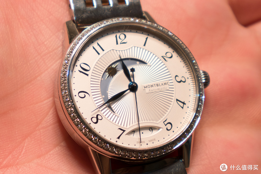 手表的实物向来要比照片更漂亮，表圈的钻石在普通灯光下实在是拍不效果