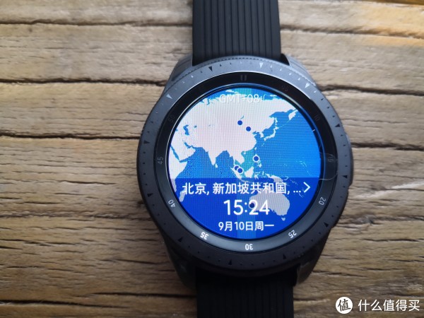 脱离手表使用，进入到配置界面，选择时区。转动Galaxy Watch外圈的转动环，可以选择时区，然后配置一些日期时间等常用资料，就可以进入到正常使用。
