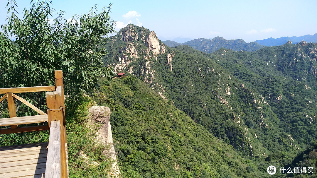 在观景平台休息了一会，继续前行，一路在山顶的木栈道行进，景色不错