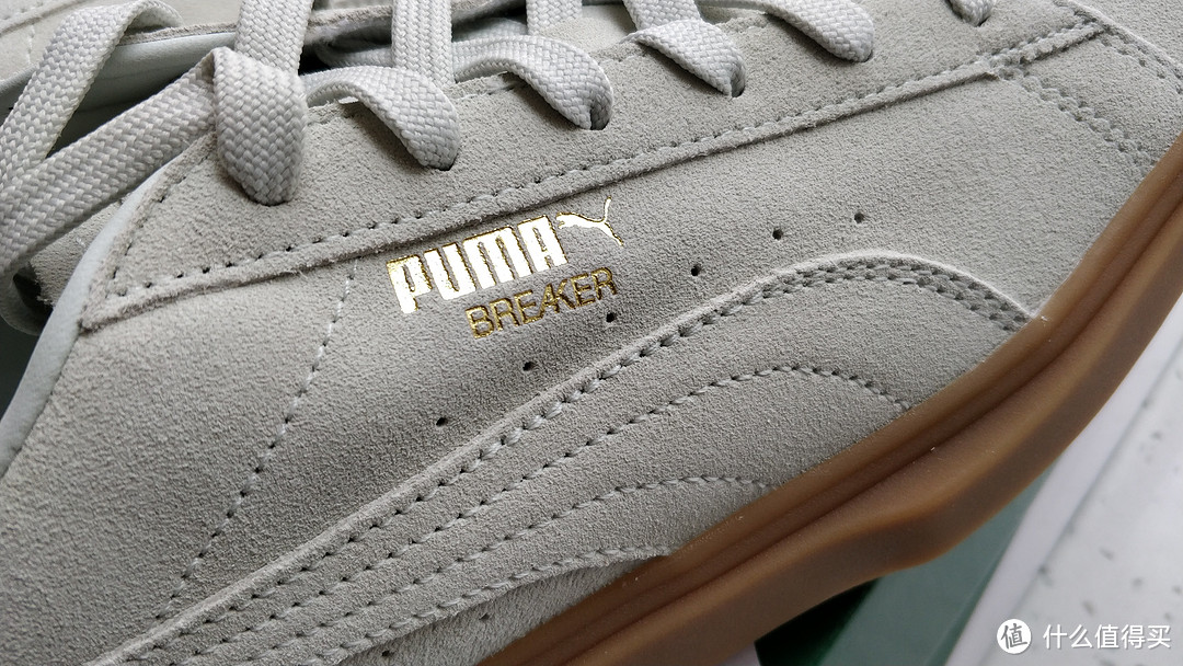 鞋侧面仍旧有烫金LOGO，也显示出它的型号puma breaker