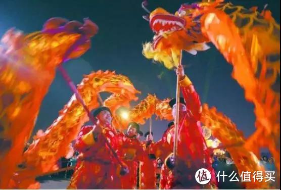 重修后的广州黄大仙祠，仍然每年举行庙会活动，庙会是孩子们最喜爱的去处，每一样庙会的商品或表演，都让孩子目不暇接，让孩子们体会到了父辈乃至祖父辈共有的童年乐趣。