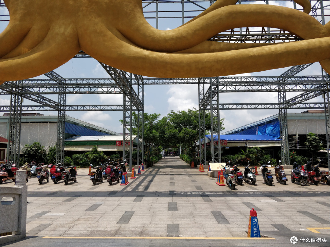 中间进去是市场,两侧是加工拍档